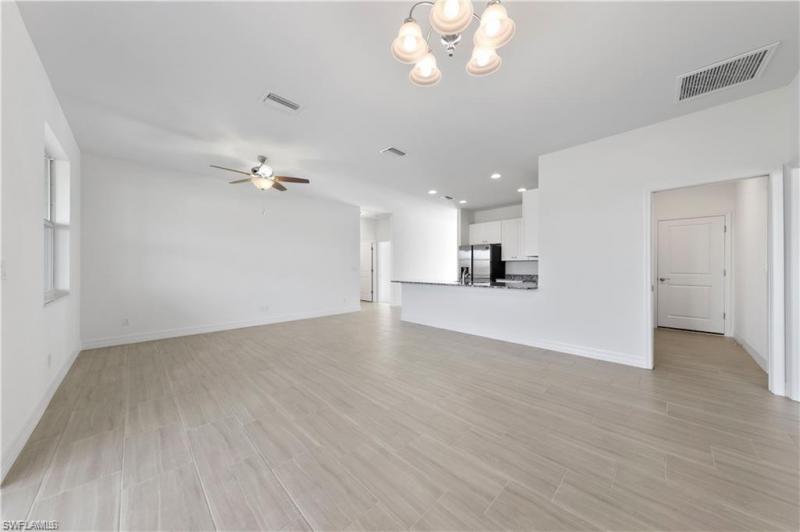 1012 NW 35th Place gallery image #12