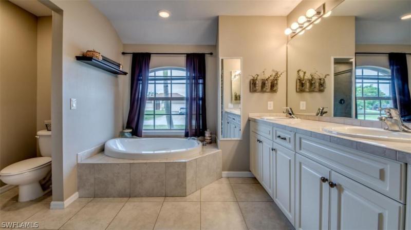 2519 NW 8th Place gallery image #24