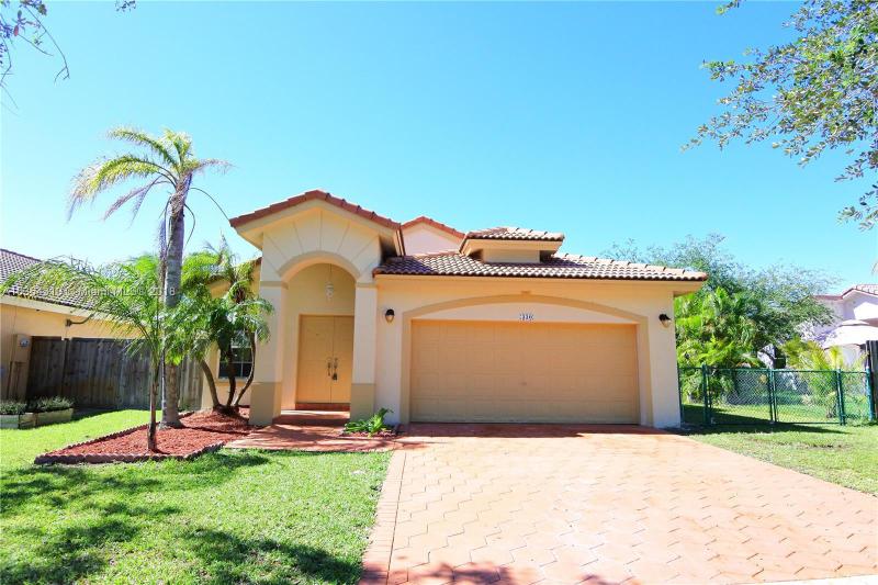 Pembroke Pines WATERFRONT HOMES For Sale, Single Family Waterfront Homes FL